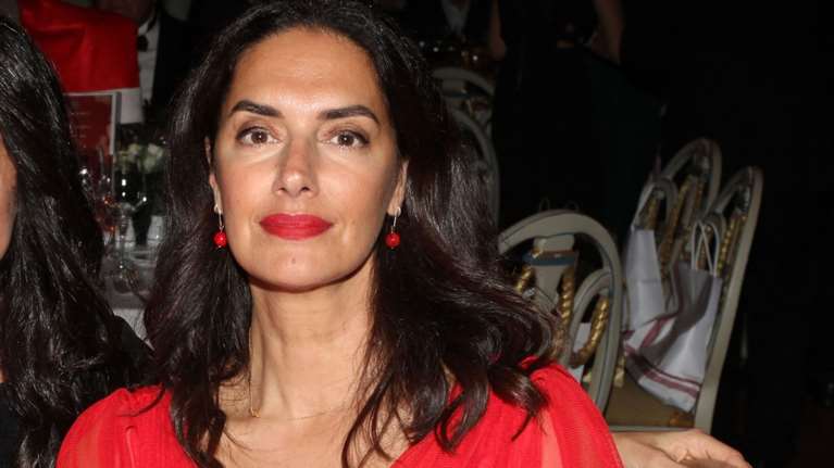 Όλα στο κόκκινο: Η total red εμφάνιση της Νόνης Δούνια σε χλιδάτο γκαλά με κατακόκκινο φόρεμα