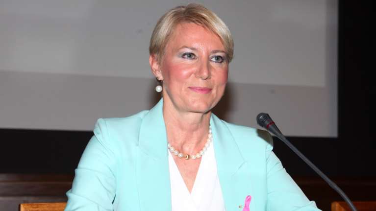 Νατάσα Παζαΐτη: Η φωτογραφία την ώρα που χειρουργεί ασθενή - &quot;Πολεμάμε τον καρκίνο&quot;