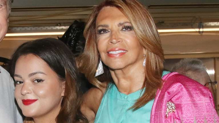 Μιμή Ντενίση: Η κομψή εμφάνιση στο Ζάππειο με λευκό ταγιέρ με ουρά και το μπλε μίντι φόρεμα της Μαριτίνας Ντενίση