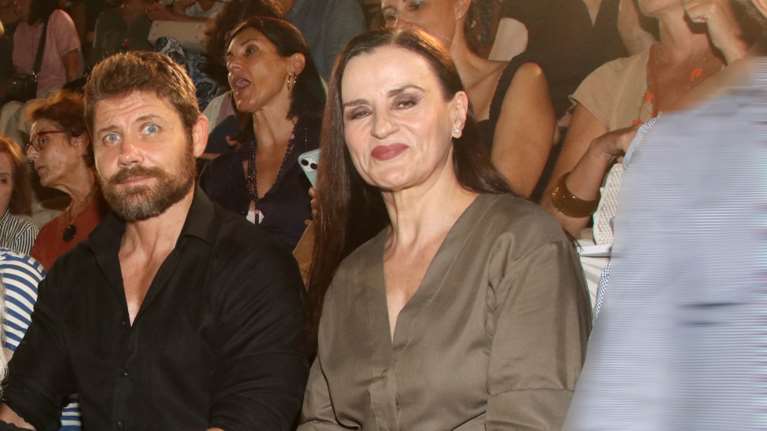 Καρυοφυλλιά Καραμπέτη: Σπάνια εμφάνιση με τον σύντροφό της - Το μονόχρωμο σύνολο που φόρεσε [εικόνες]