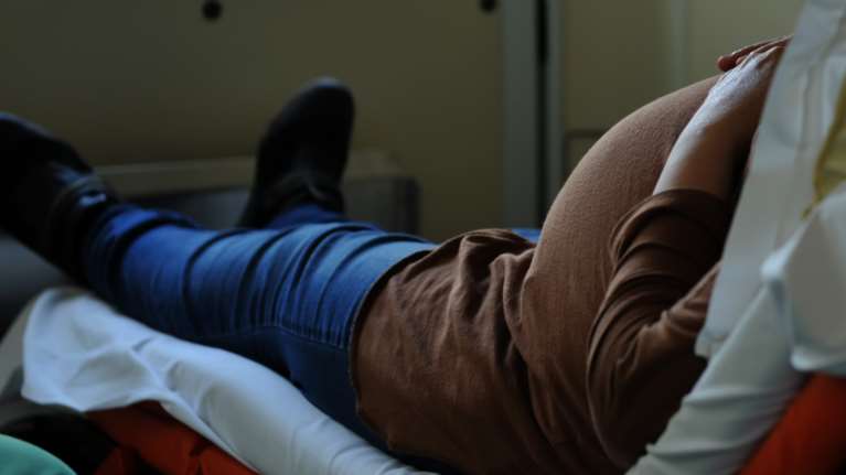 Έρχεται σύσταση για τα εμβόλια AstraZeneca - J&amp;J: Να μην τα κάνουν έγκυες και γυναίκες που σχεδιάζουν να τεκνοποιήσουν