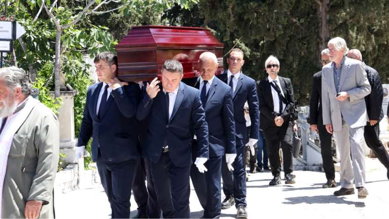 Το τελευταίο αντίο στον Δημήτρη Σουλελέ, τον αγαπημένο κομμωτή της Μαρινέλλας - Ποιοι διάσημοι έδωσαν το παρών [εικόνες]