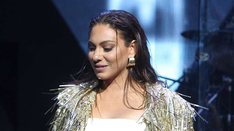 Ευρυδίκη Βαλαβάνη: Ανανεωμένη με ψηλόμεσο denim, crop top και χρυσές γόβες στην νέα της εμφάνιση