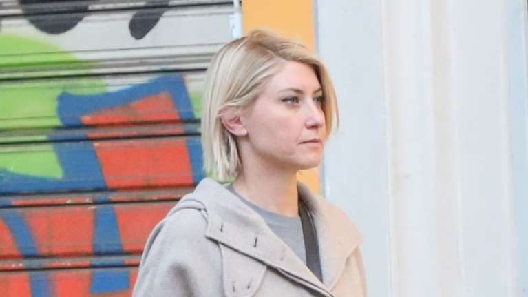 Σία Κοσιώνη: Η ton sur ton πρωινή εμφάνιση σε αποχρώσεις του γκρι - Το απλό look και ο τρόπος που το αναβάθμισε