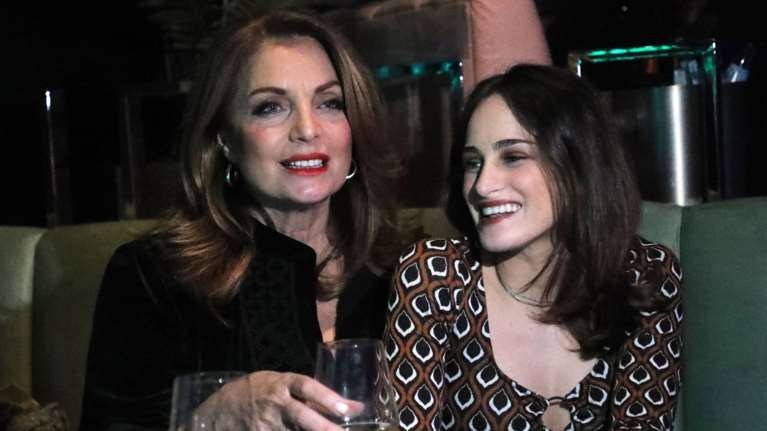 Μια κυρία στα μπουζούκια η Άντζελα Γκερέκου: Η σπάνια βραδινή έξοδος με μαύρο βελούδο και λευκό παλτό