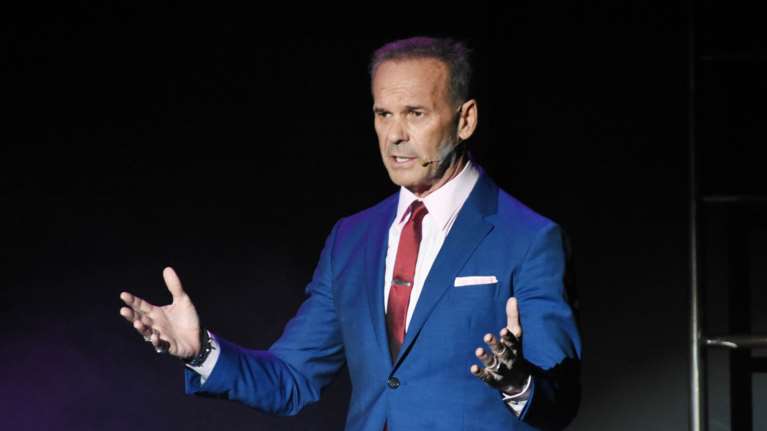 Ο Πέτρος Κωστόπουλος περνά στην αντεπίθεση: Το να κράζεις κάποιον για την ηλικιακή διαφορά με την κοπέλα του δεν είναι ρατσισμός;