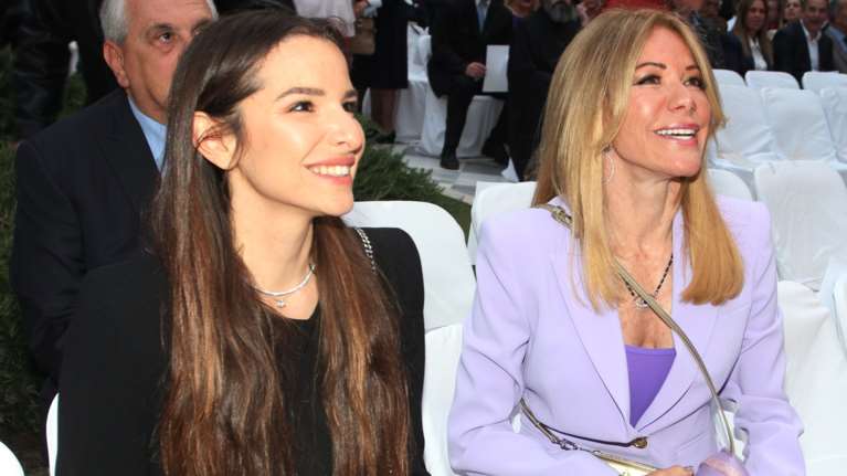 Μαριάννα Λάτση: Κομψή με λιλά κοστούμι στο Ζάππειο μαζί την κόρη της Εριέττα Κούρκουλου Λάτση