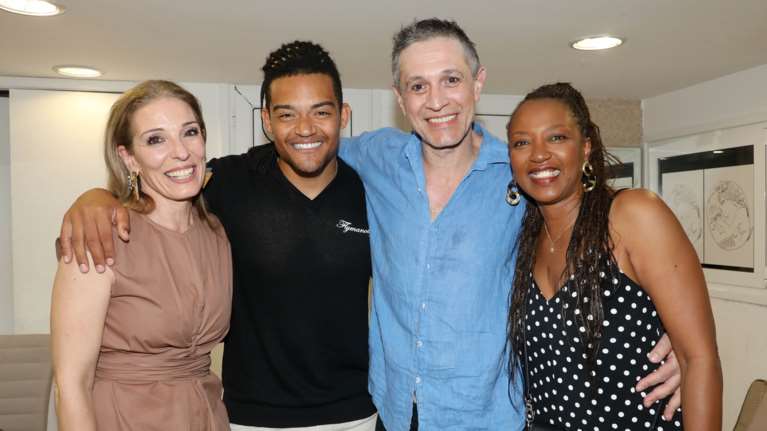 Εμμανουήλ Καραλής: Σπάνια δημόσια εμφάνιση στο θέατρο- Με την πανέμορφη μητέρα του, Σάρα [εικόνες]