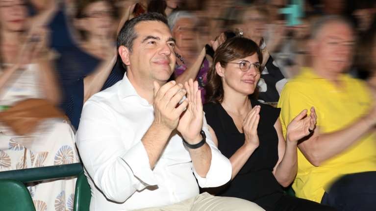 Τσίπρας και Μπαζιάνα στην πρώτη σειρά της παράστασης &quot;Μόνος με τον Αμλετ&quot; - Οι φωτό με Χειλάκη στα παρασκήνια