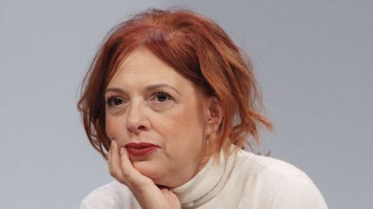 Η Ελένη Ράντου "ψηφίζει" εκκεντρικά σανδάλια: Η δημόσια εμφάνιση με mini φόρεμα και η ανατρεπτική επιλογή παπουτσιών