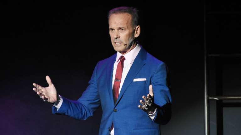 Ο Πέτρος Κωστόπουλος ποζάρει σε ηλικία 20 ετών - Ημίγυμνος, με μακριά μαλλιά