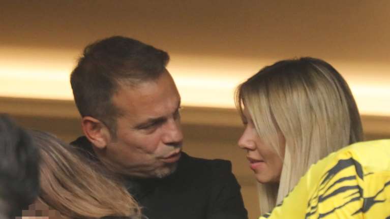 Ντέμης Νικολαΐδης: Η καλλίγραμμη σύντροφός του Αλεξάνδρα Νικολαΐδου με cropped top στο γήπεδο