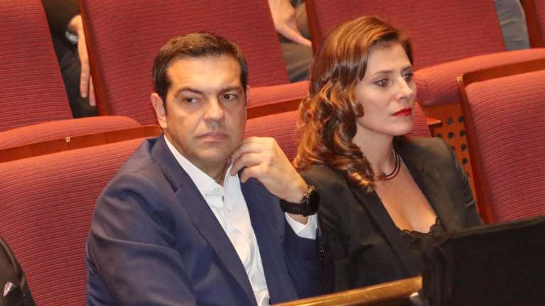 Πέθανε η μητέρα της Μπέτυς Μπαζιάνα - Ακύρωσε την ομιλία του στη Βουλή ο Αλέξης Τσίπρας