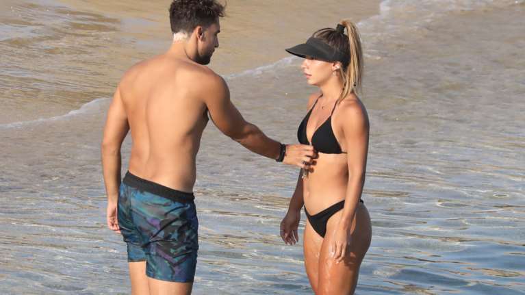 Σάκης Κατσούλης - Μαριαλένα Ρουμελιώτη | Το πρώην ζευγάρι άφησε τις διακοπές στη Μύκονο προκειμένου να βοηθήσει όπως μπορεί τους πληγέντες