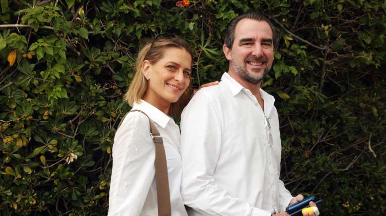 Ετσι κυκλοφορεί στις διακοπές η Τατιάνα Μπλάτνικ: Με παρεό αντί για φούστα, δετό πουκάμισο και σαγιονάρες