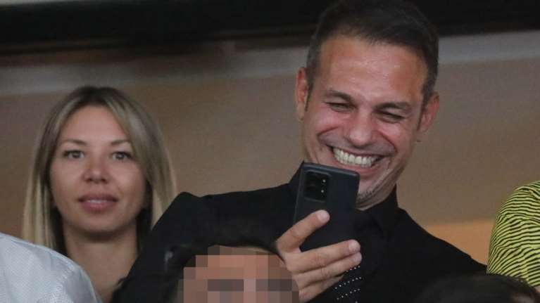 Ντέμης Νικολαΐδης: Η πρώτη κοινή φωτό με τη σύντροφό του από τις διακοπές τους - Ποζάρουν στην παραλία