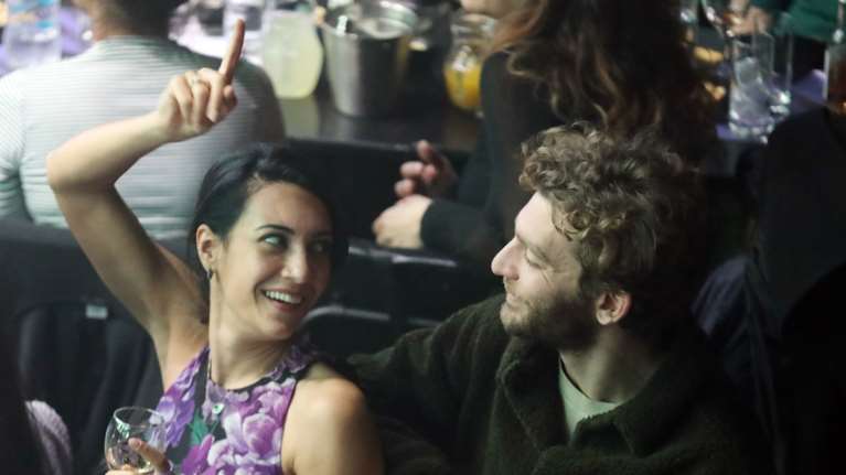 Ευγενία Σαμαρά: Super stylish βραδινή εμφάνιση με το απόλυτο χρώμα της άνοιξης - Το κομψό πανωφόρι [εικόνες]