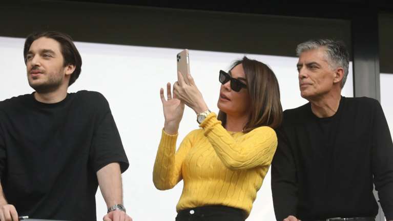 Επίμονη φωτογράφος η Τατιάνα Στεφανίδου: Στο γήπεδο με κίτρινο πλεκτό πουλόβερ, τον γιο της και τον σύζυγό της