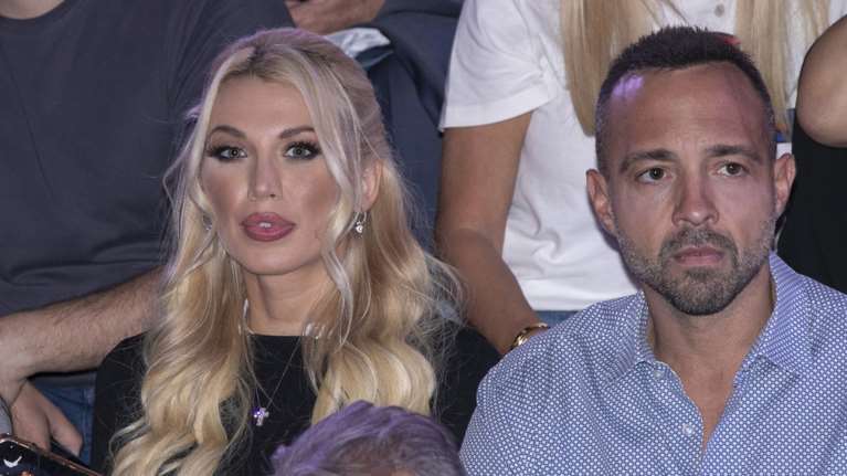 Κωνσταντίνα Σπυροπούλου: Με κολάν και crop top με αλυσίδες στο Ηρώδειο μαζί με τον σύζυγό της