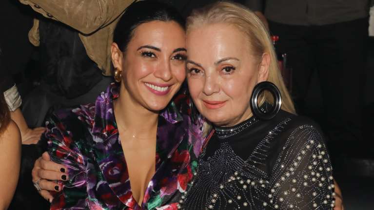 Ευγενία Σαμαρά: Βραδινή έξοδος με φλοράλ βελούδο, λιλά παλτό και τη θεσσαλονικιά μητέρα της