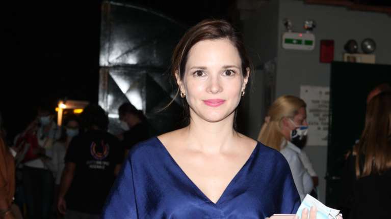 Ευγενία Δημητροπούλου: Στιλάτη στο θέατρο - Το royal blue σατέν φόρεμα και πώς το συνδύασε