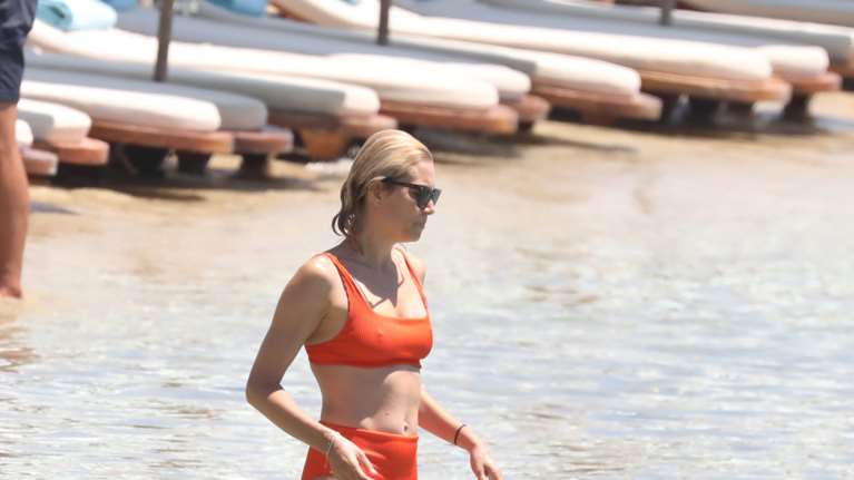 Μύκονος: Καγιά &amp; Βερνίκου για μπάνιο στην Ψαρρού - Εντυπωσίασαν με τις καλλίγραμμες σιλουέτες τους [βίντεο]