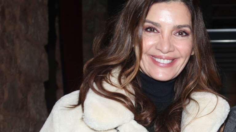 Κατερίνα Λέχου: Το χειμερινό look με λευκό γούνινο παλτό και total black