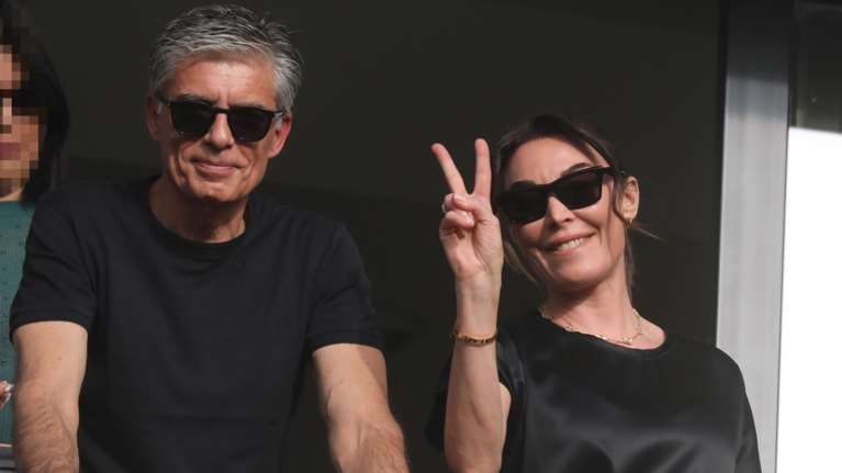 Στεφανίδου - Ευαγγελάτος: Στην πανέμορφη Ύδρα με το σκάφος τους - Το casual look της παρουσιάστριας με denim και ροζ πουλόβερ