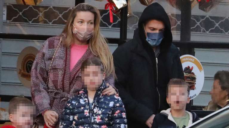 Μαριέττα Χρουσαλά: Η casual εμφάνιση με λευκό παντελόνι και η fashionista κόρη της Μαργκώ Πατίτσα