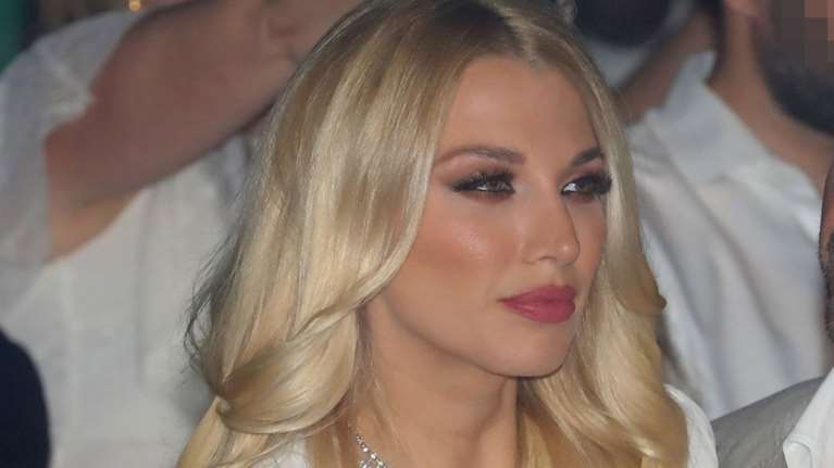 Κωνσταντίνα Σπυροπούλου: Σε προχωρημένη εγκυμοσύνη με μίνι Greek Archaic φόρεμα και mules Gucci