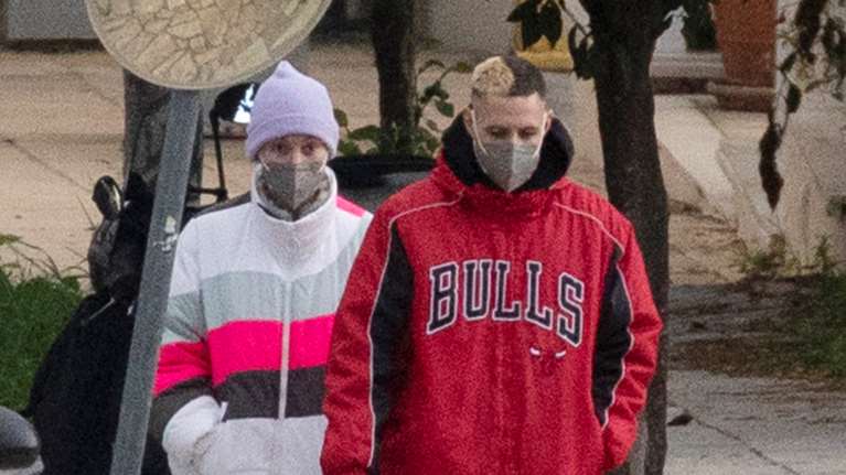 Πάρις Κασιδόκωστας - Τάμτα: Βόλτα στη Γλυφάδα με χειμωνιάτικο look