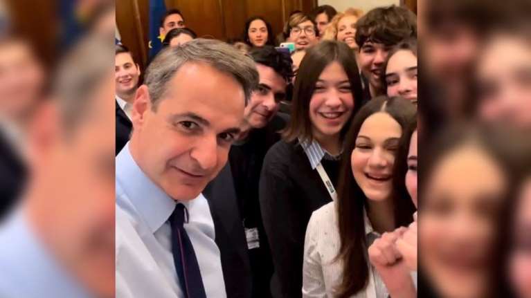 Viral το βίντεο Μητσοτάκη με μαθητές της Ελευσίνας στο Μαξίμου - Εφτιαξαν εικονική start up επιχείρηση