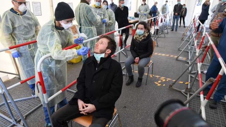 "Καλπάζει" και στη Γερμανία ο κορονοϊός: Τα επιβεβαιωμένα κρούσματα αυξήθηκαν κατά 4.764 σε 24 ώρες