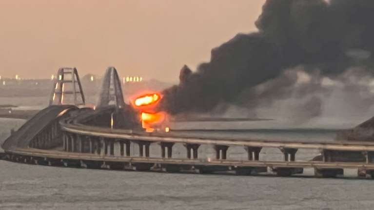 Ουκρανία: Τεράστια έκρηξη σε γέφυρα "κλειδί" που συνδέει Κριμαία και Ρωσία - Για παγιδευμένο όχημα μιλούν οι Ρώσοι