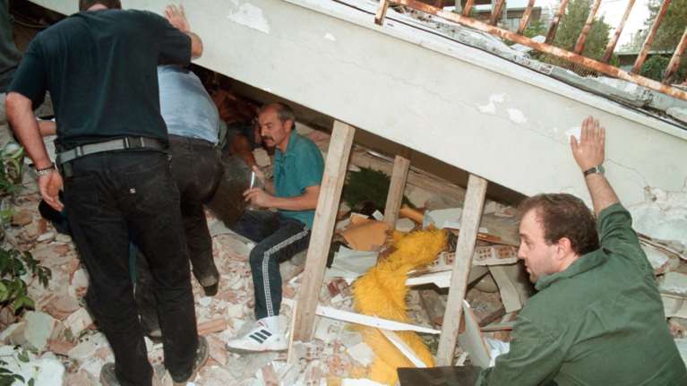 Σαν σήμερα - Σεισμός 1999: 23 χρόνια από το φονικό χτύπημα του Εγκέλαδου στην Αθήνα [εικόνες]