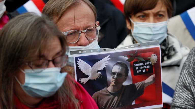 Σοκ στη Γαλλία: Ο δολοφόνος που αποκεφάλισε τον καθηγητή πλήρωσε με 350 ευρώ μαθητές για να του υποδείξουν το θύμα