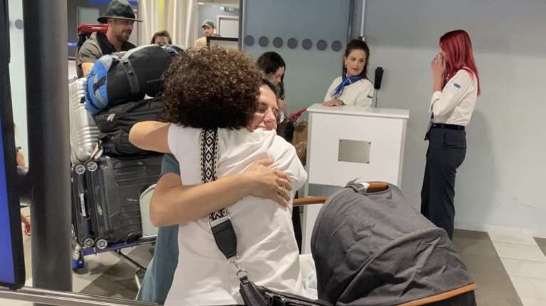 "Σκότωναν όποιον έβρισκαν στο Ισραήλ": Σοκάρουν οι μαρτυρίες - Στην αγκαλιά των δικών τους οι Έλληνες που επαναπατρίστηκαν