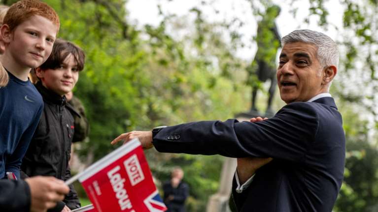 Τρίτη θητεία για τον Σαντίκ Καν: Ο δήμαρχος του Λονδίνου που έβαλε το Κοράνι στο Μπάκιγχαμ