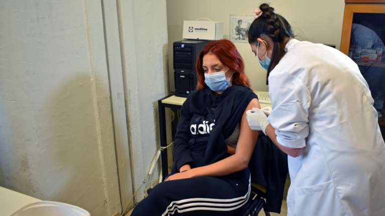 Εντυπωσιακή αύξηση των εμβολιασμών: 41.275 νέα ραντεβού για πρώτη δόση - 72.000 για τρίτη δόση