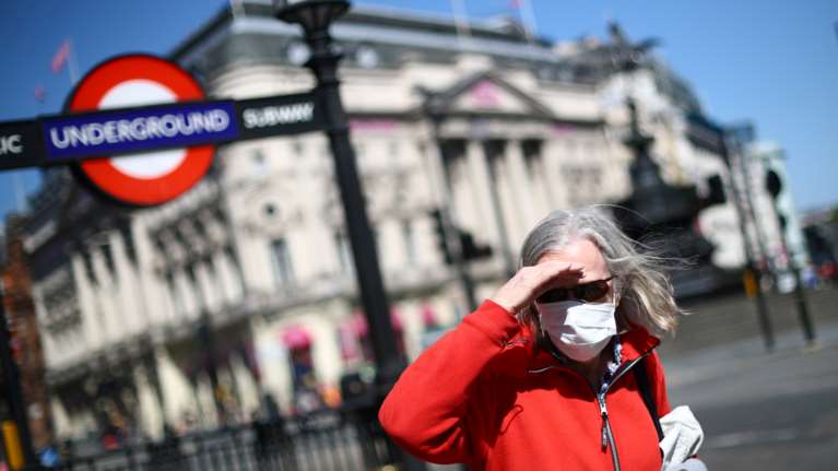 Financial Times: Οι θάνατοι στη Βρετανία είναι υπερδιπλάσιοι από αυτούς που έχει ανακοινώσει η κυβέρνηση