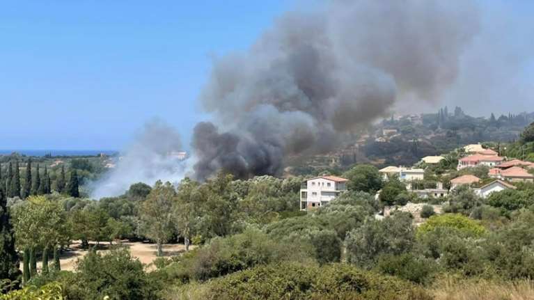 Φωτιά στην Κεφαλονιά: Σηκώθηκαν αεροπλάνα, μήνυμα 112 &quot;παραμείνετε σε ετοιμότητα&quot;
