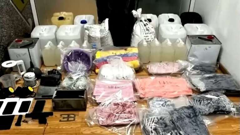 Έφερναν κοκαΐνη εμποτισμένη σε... ρούχα: Η διαδρομή από το Εκουαδόρ ως το Μενίδι - Κατασχέθηκαν 17 κιλά