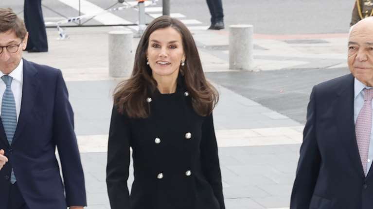 Βασίλισσα Λετίσια: Το μεσάτο militaire παλτό με τα κουμπιά - πέρλες που συνδύασε με λευκή πλισέ φούστα