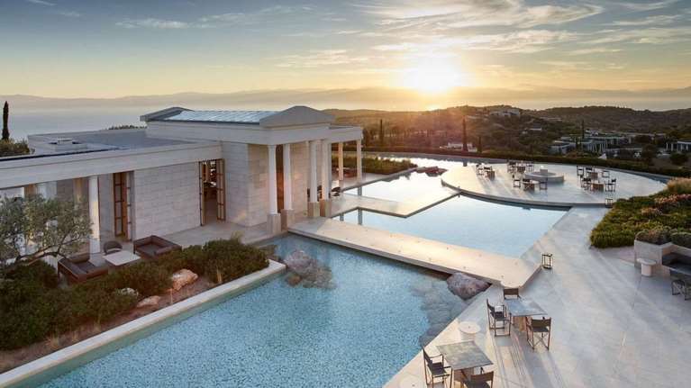 Amanzoe: Το υπερπολυτελές ξενοδοχείο στο Κρανίδι που κινδύνεψε από τη φωτιά- Μέσα σε ελαιώνες, με αρχαιοελληνικό στοιχείο [εικόνες]