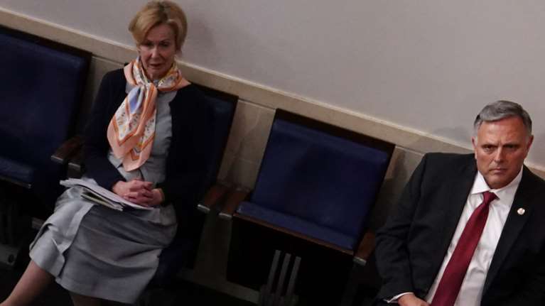 Η απίστευτη αντίδραση της κορυφαίας επιδημιολόγου Μπιρξ, όταν ο Τραμπ λέει για ενέσεις με απολυμαντικά [βίντεο]