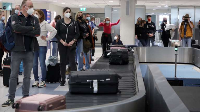 Τέλος η καραντίνα για τους τουρίστες που έρχονται στην Ελλάδα από την Ε.Ε.- Αν έχουν εμβολιαστεί ή με αρνητικό PCR