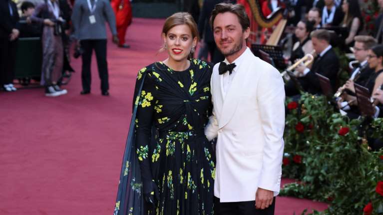 Το ασχημόπαπο που έγινε βασίλισσα της μόδας: Η μεταμόρφωση της πριγκίπισσας Βεατρίκης και το μυστικό &quot;όπλο&quot; της