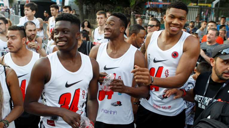 Kίνηση ψυχής: Οι Αντετοκούνμπο πρόσφεραν 10.000 μάσκες στον δήμο Ζωγράφου