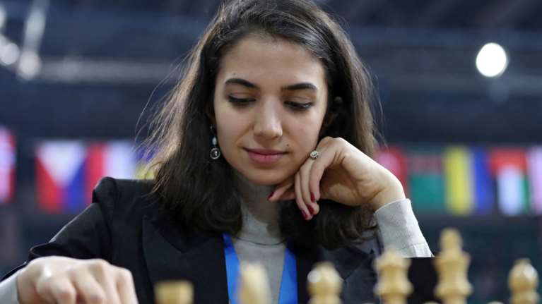 Σκοταδισμός: Ιρανή σκακίστρια δέχτηκε απειλές να μην επιστρέψει στην χώρα επειδή αγωνίστηκε χωρίς χιτζάμπ