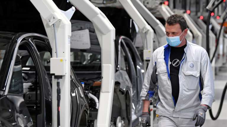 &quot;Γκάζι&quot; από την Volkswagen: Ανοίγει ξανά τα εργοστάσιά της μετά το lockdown του κορονοϊού